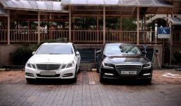 2015GenesiswithpreviousEclass (2).webp