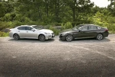 2015-Hyundai-Genesis-vs-Lexus-GS-350-JW-04.jpg