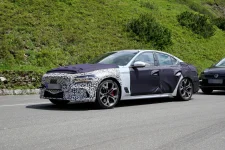 2021-genesis-g70-facelift-photographed-with-kia-stinger-wheels-brembo-brakes_4.webp
