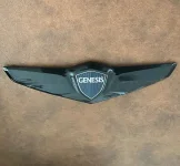 2015-2016-genesis-dh-sedan-black-wing-badges-emblems2.webp