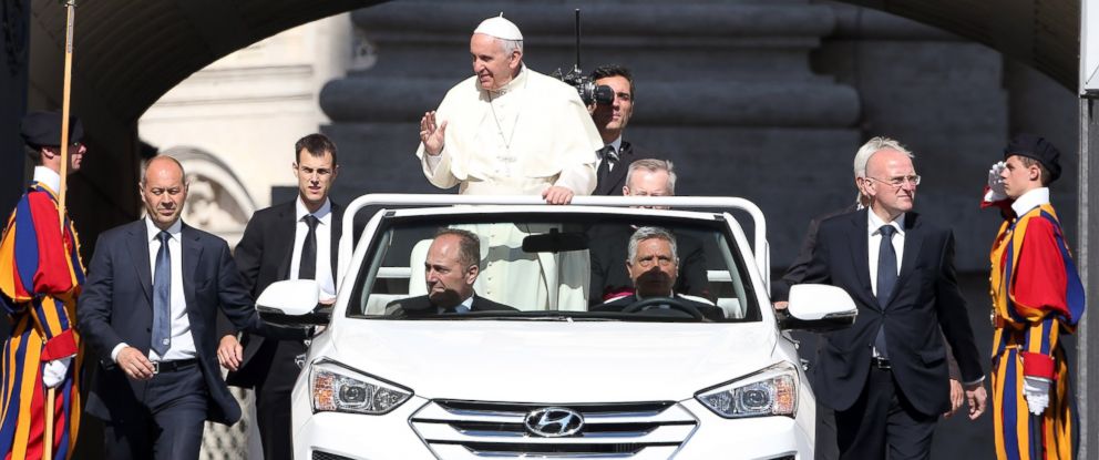 GTY_popemobile_4_kab_150611_12x5_992.jpg