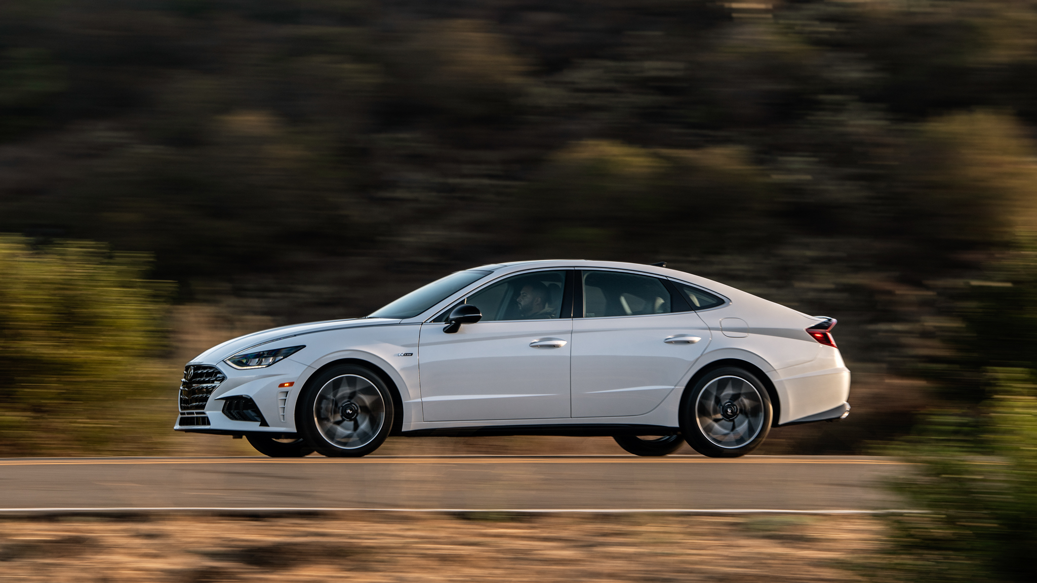 www.automobilemag.com