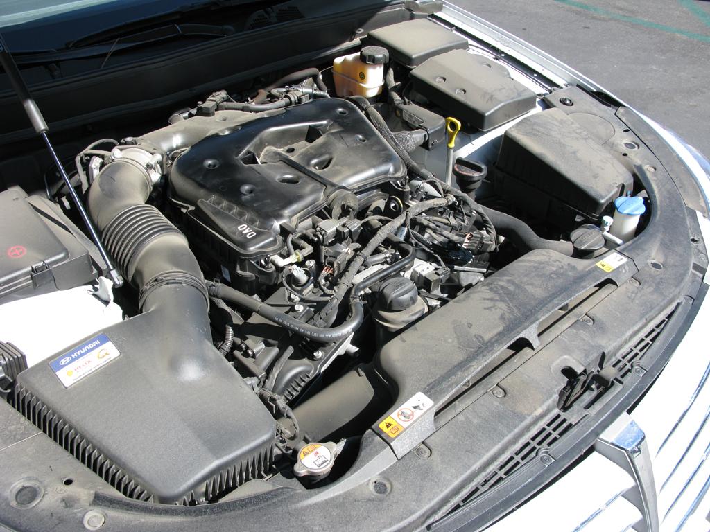 2014_Hyundai_Genesis_9.jpg