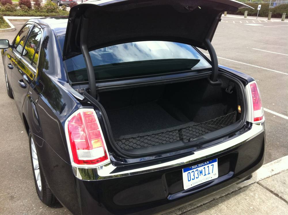 2011-Chrysler-300-015.jpg