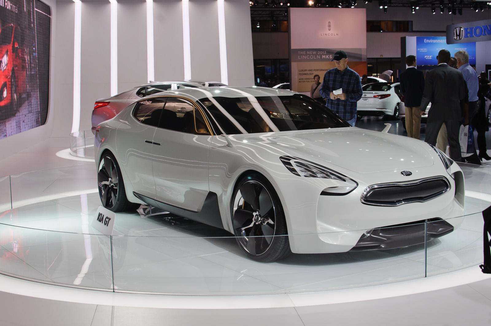 Kia_GT_%28concept%29_-_Flickr_-_skinnylawyer.jpg