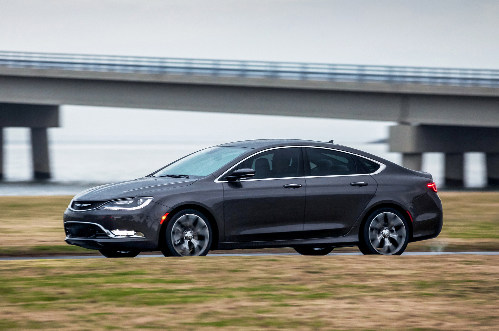 2015-Chrysler-200C-front-view-in-motion-07.jpg