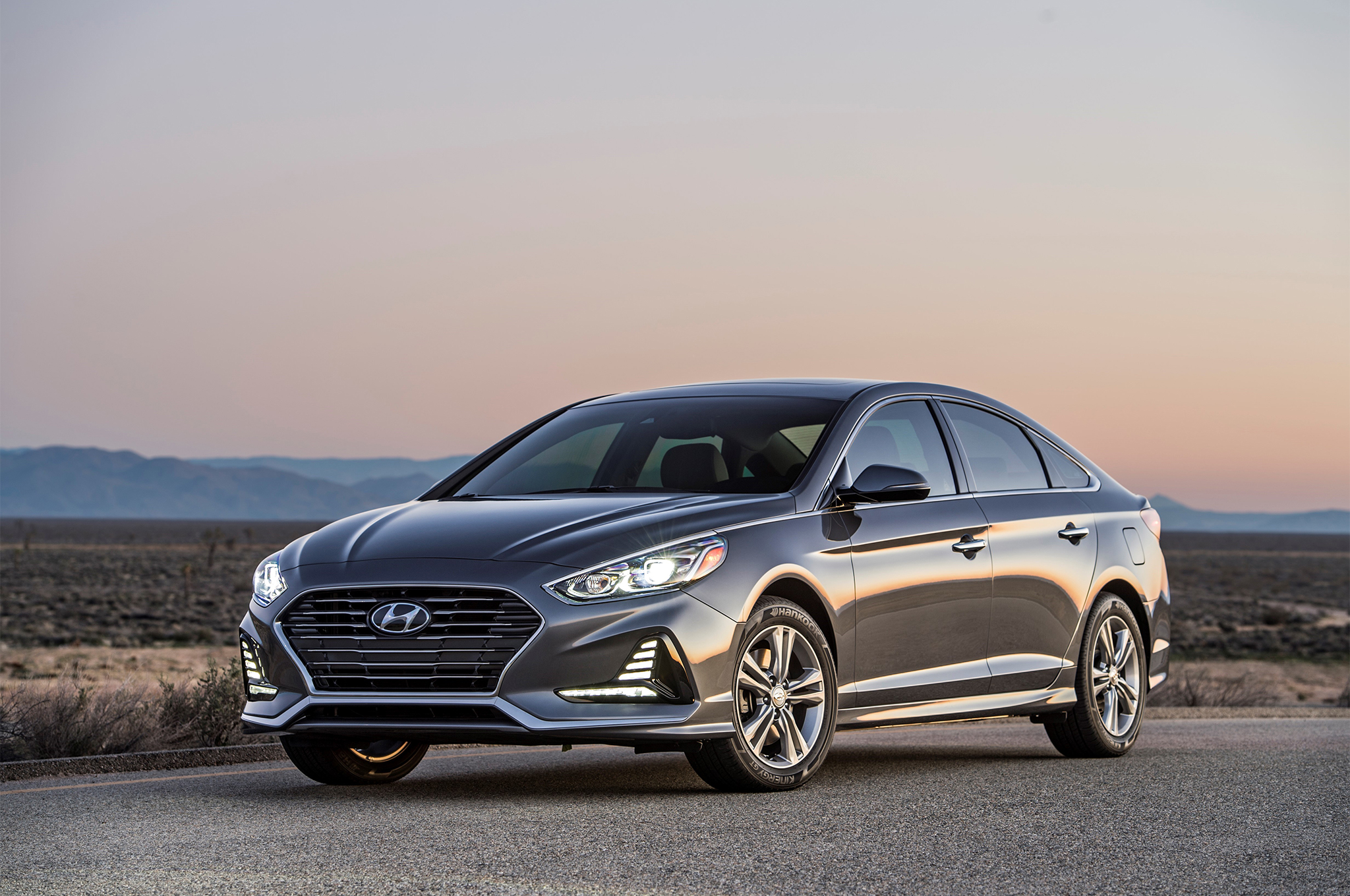 2018-Hyundai-Sonata-front-three-quarter-04.jpg