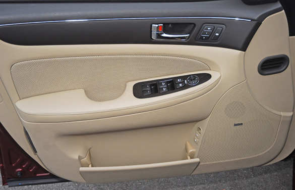 2011HyundaiGenesisDoorTrimsm001.jpg